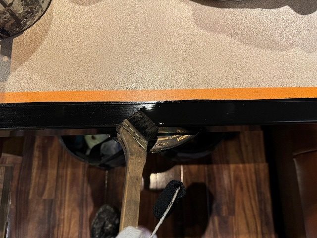 テーブルの縁はハケで塗布